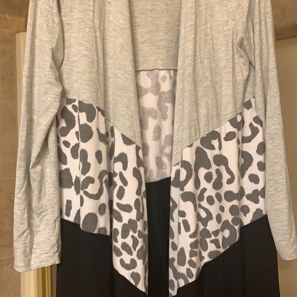 Asymmetrical leopard black white grey cardigan size M medium - Picture 2 of 4